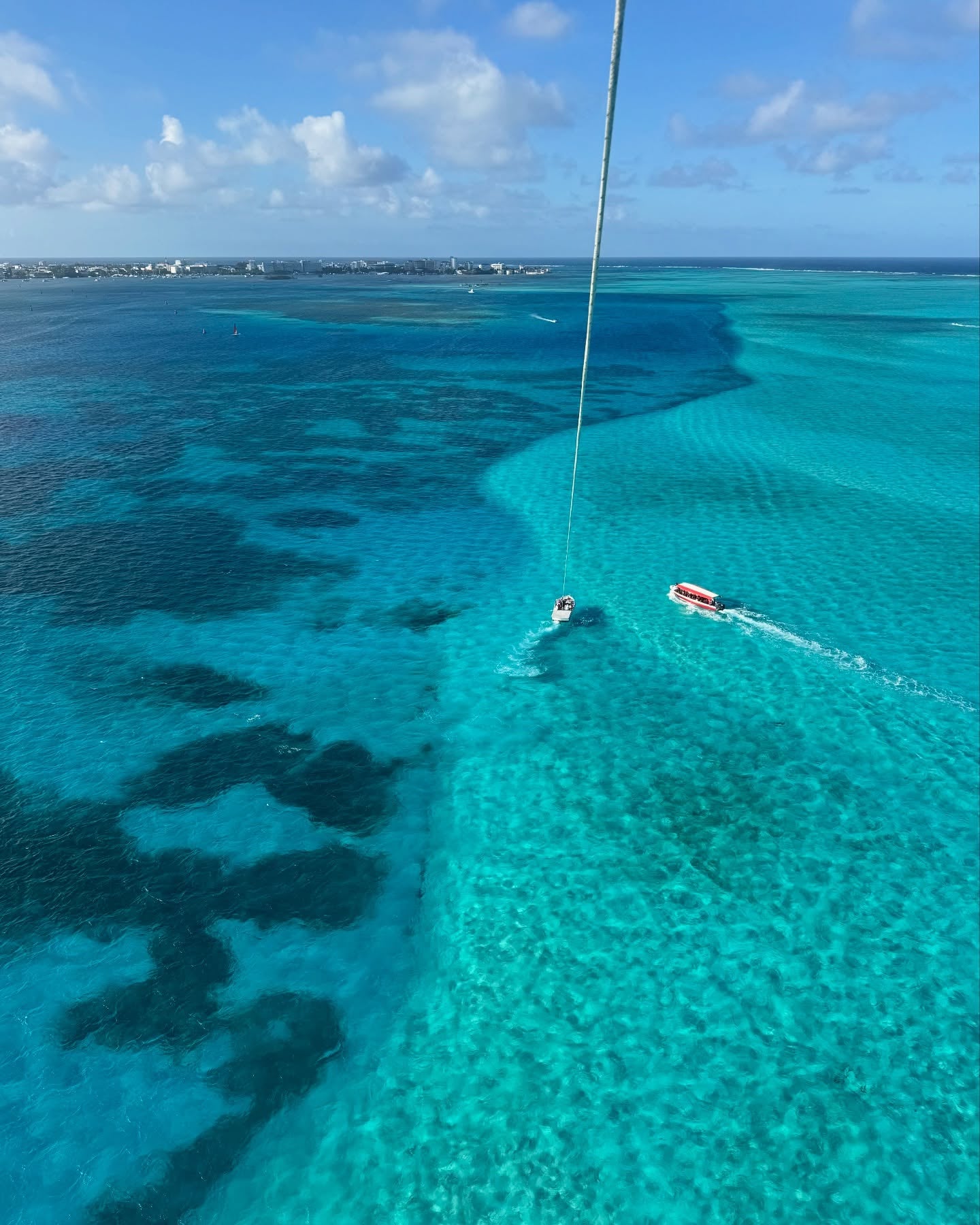 Acuario Mágico – San Andrés Islas
Nada con peces, rayas y estrellas de mar en un banco natural de arena.