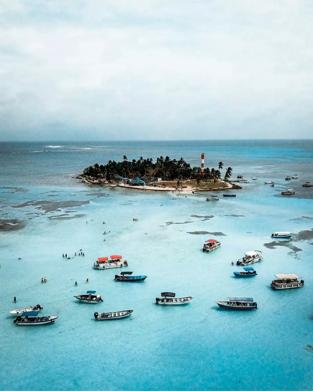 Acuario Mágico – San Andrés Islas
Nada con peces, rayas y estrellas de mar en un banco natural de arena.